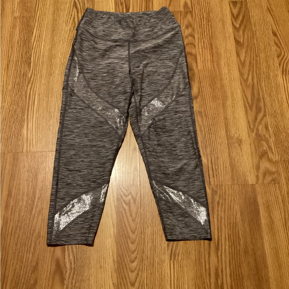 Women’s leggings capri size medium brand la senza color gray and white